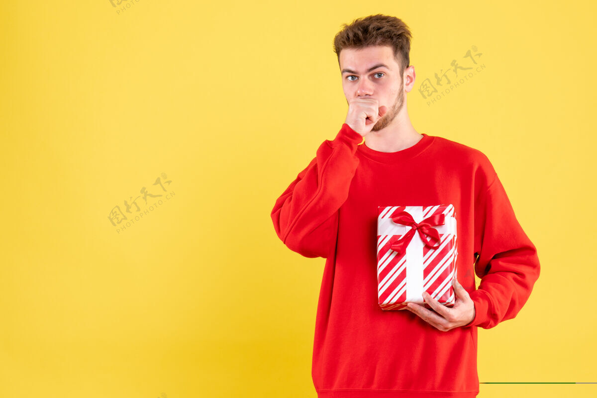 球衣正面图：穿着红色衬衫的年轻男性 带着圣诞礼物礼物圣诞节雪