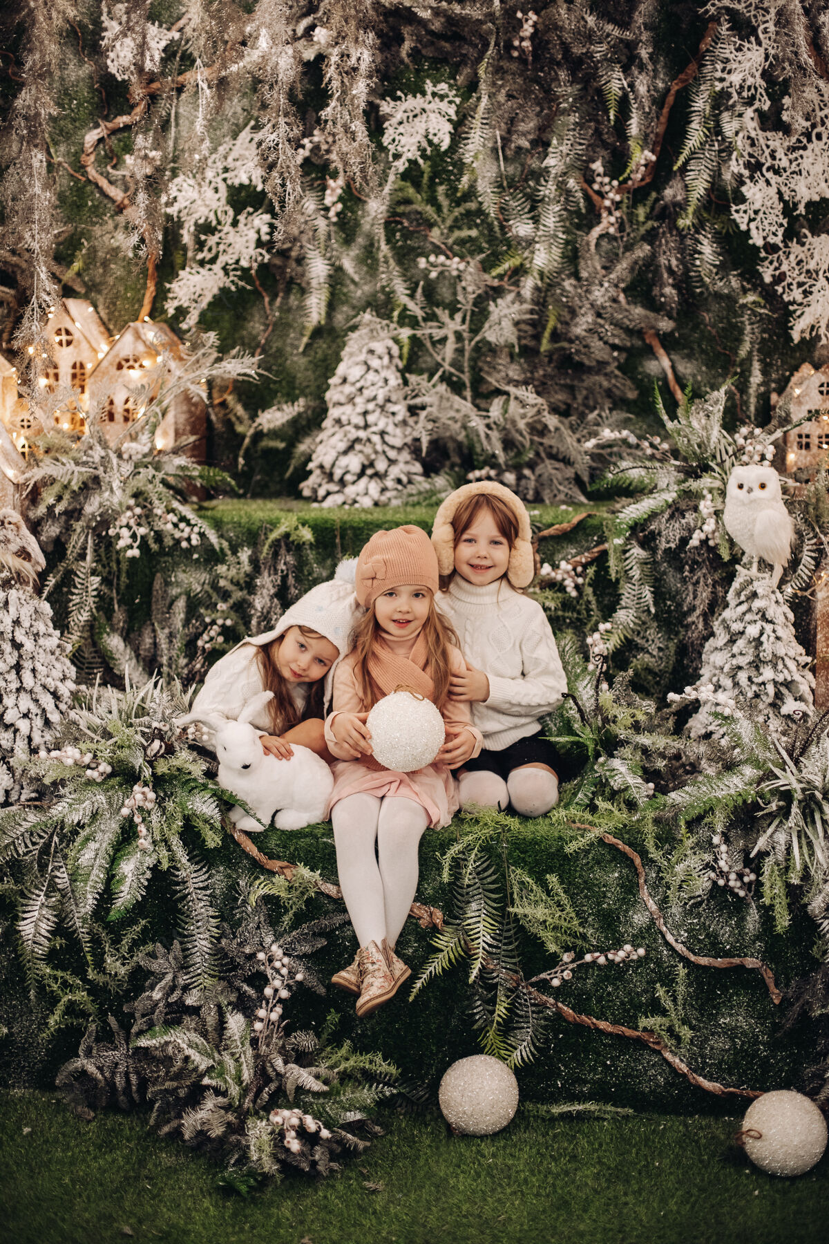 房子美丽的高加索儿童在美丽的圣诞装饰和微笑中为相机摆姿势装饰庆祝圣诞