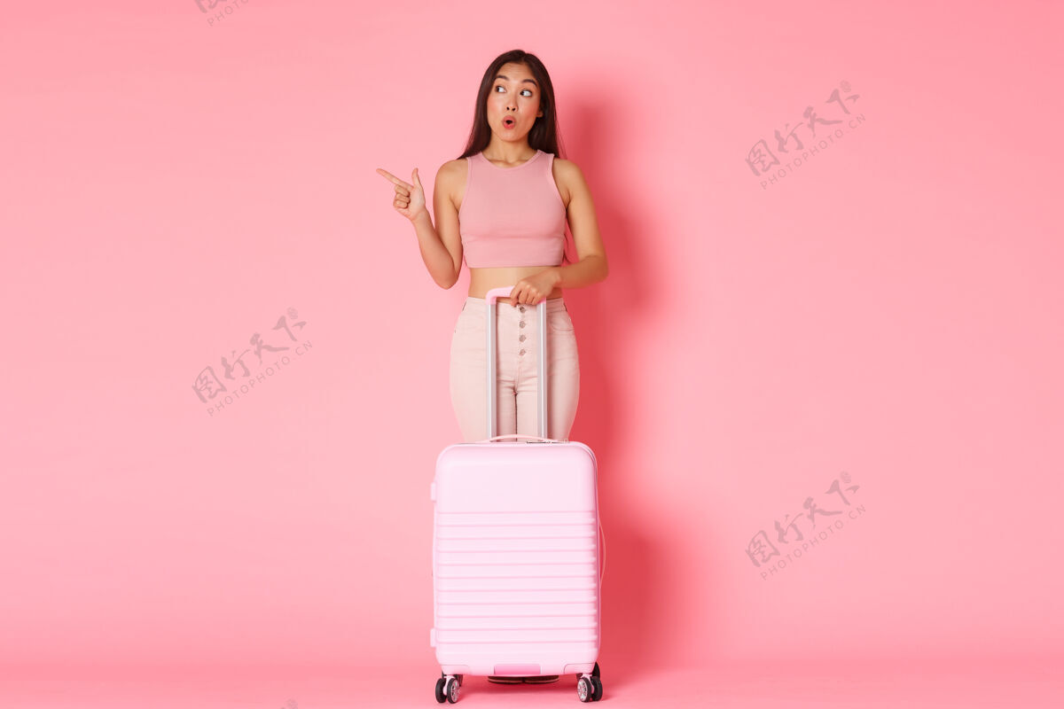 模特带着手提箱的年轻女子女性女人旅行
