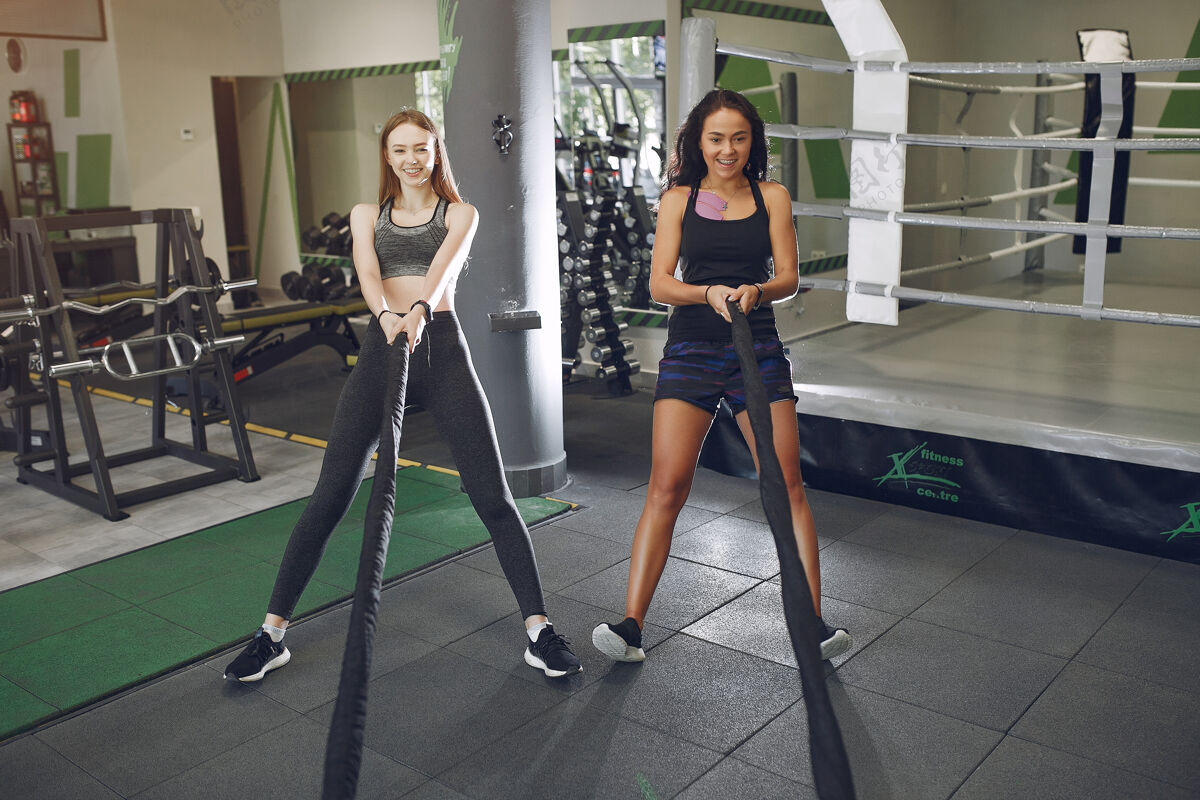 微笑健身房里的漂亮女孩穿着运动服的运动女士朋友训练运动享受活跃