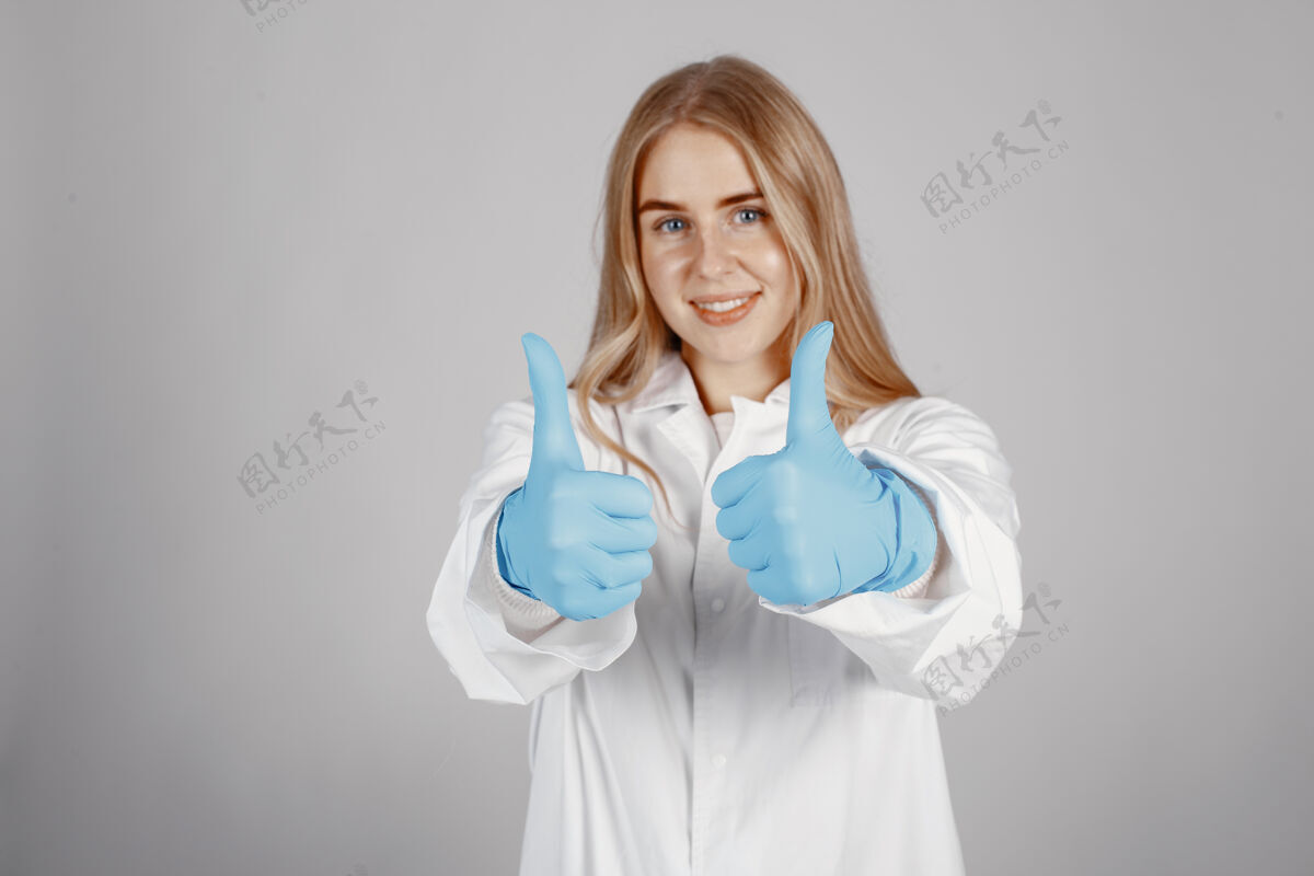 套装医生隔离在白色背景上制服女性医生