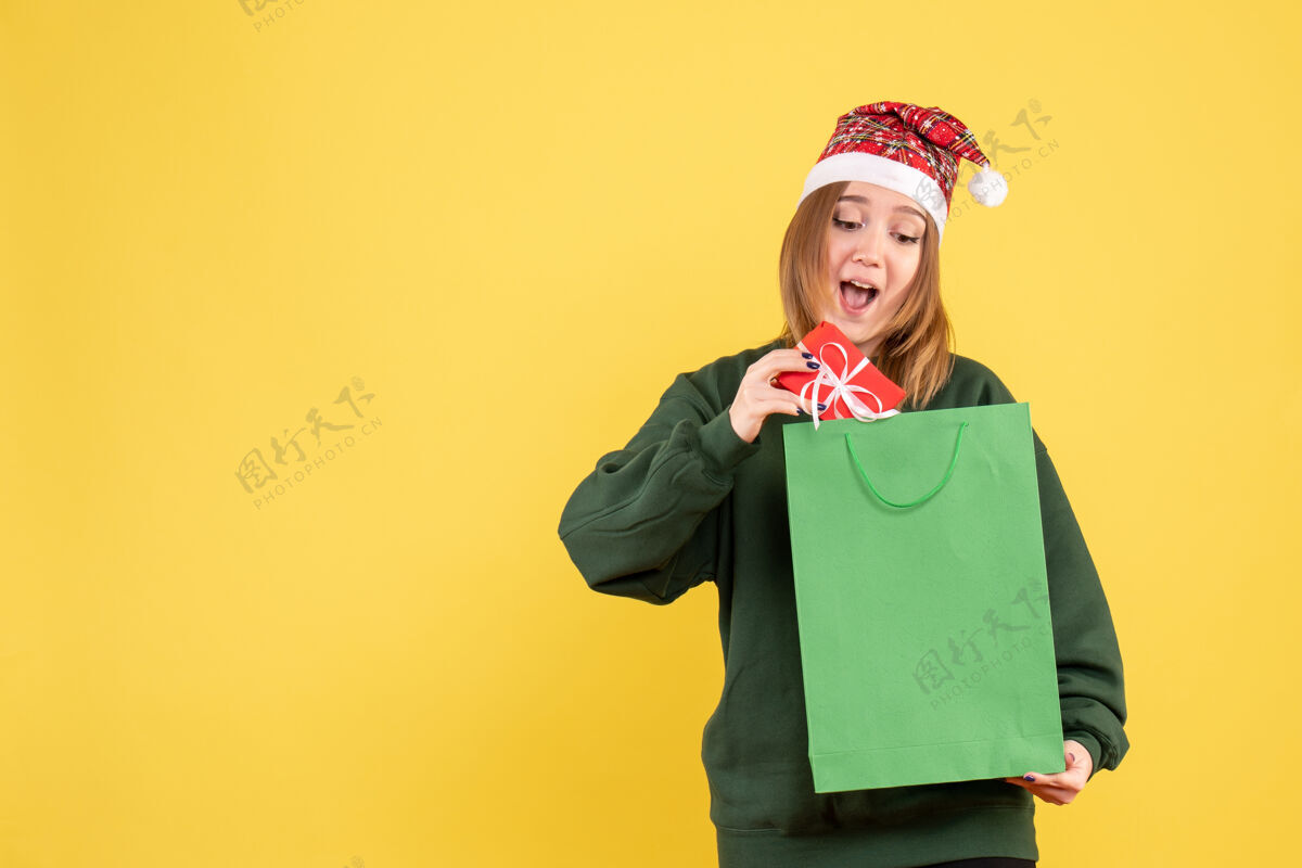 微笑正面图：年轻女性 带着小礼物和购物包节日购物成人