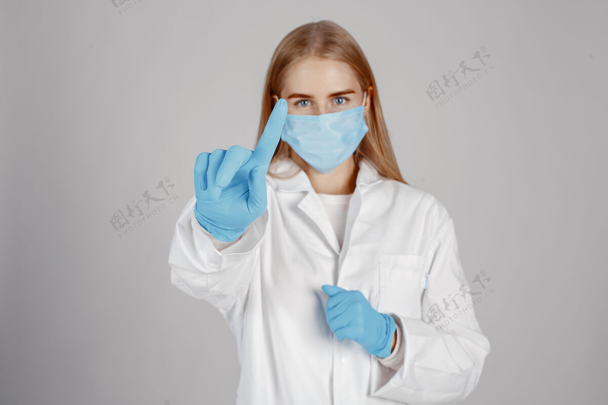 职业戴着医用面罩的医生冠状病毒隔离在白墙上外科医生从业者成人