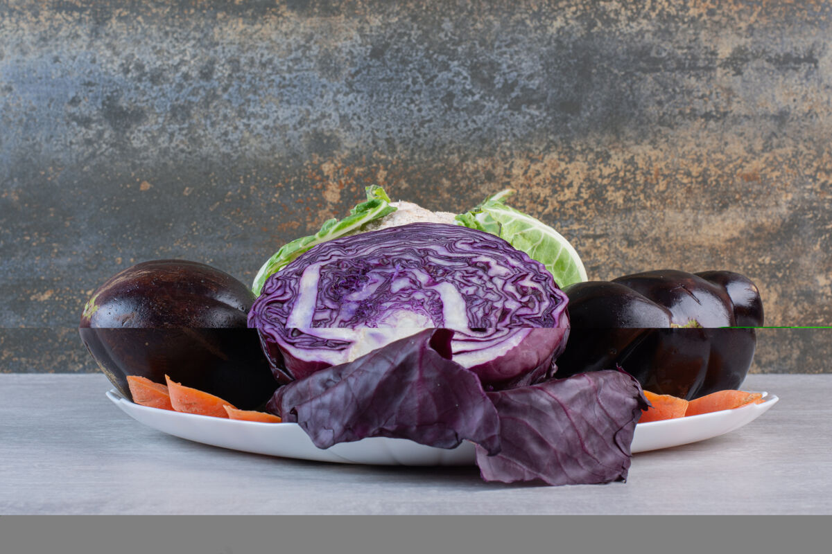 有机卷心菜 花椰菜 茄子放在白色盘子里高质量的照片卷心菜切碎生的