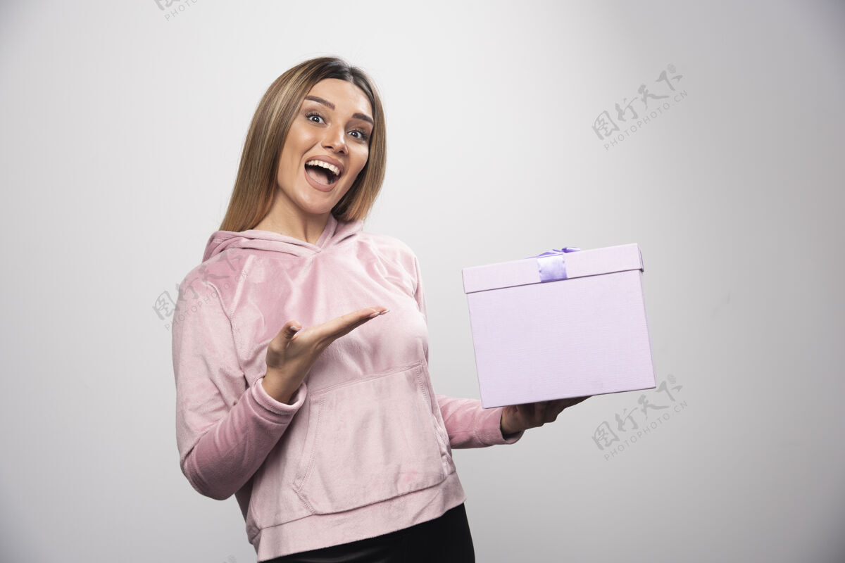 庆祝穿着运动衫的金发女孩收到了一个礼盒 她感到非常惊喜盒子人女性