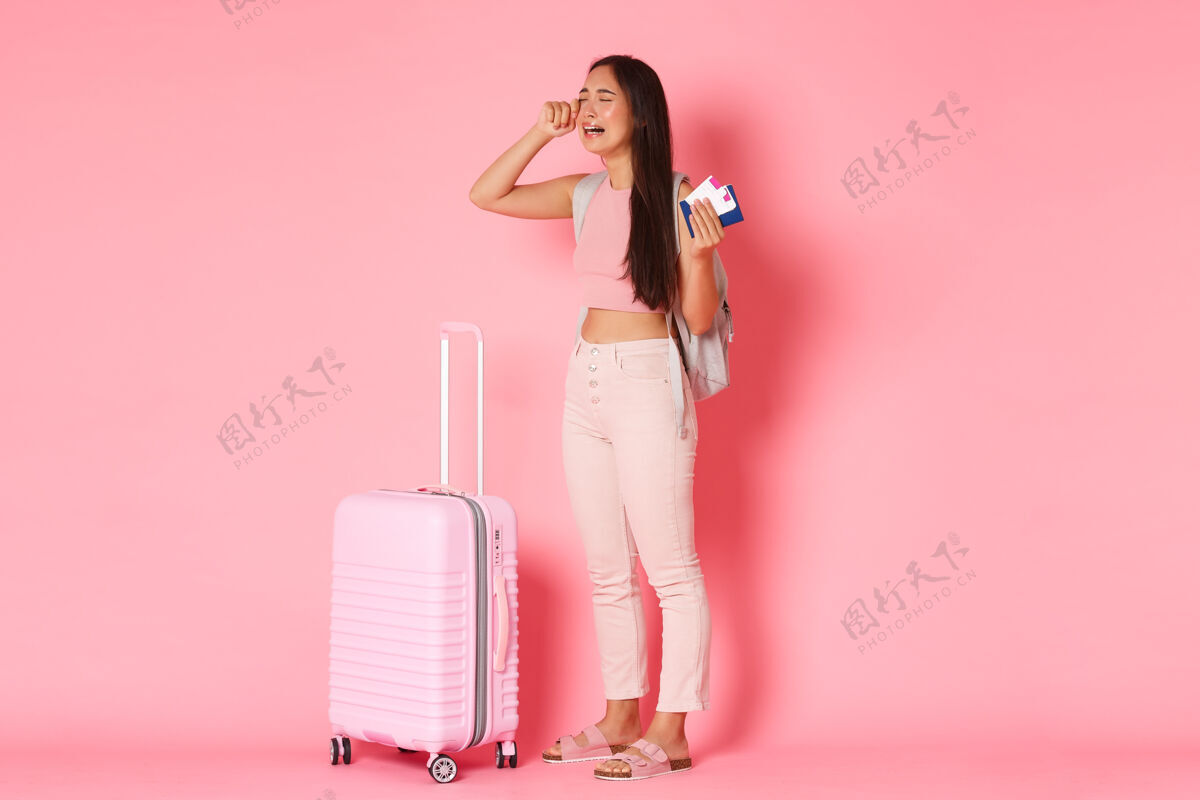 夏天带着手提箱的年轻女子旅行年轻旅游