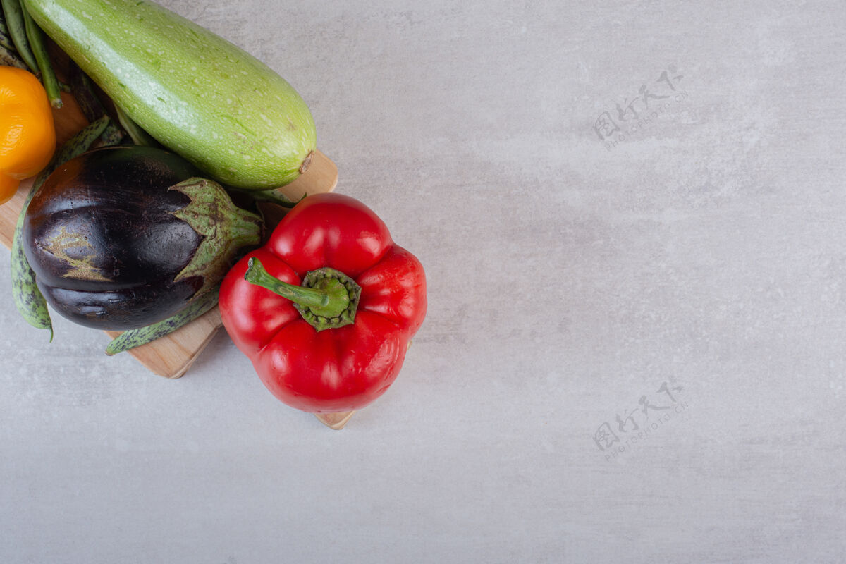 豆类茄子 甜椒和西葫芦在木盘上高品质的照片辣椒西葫芦农业