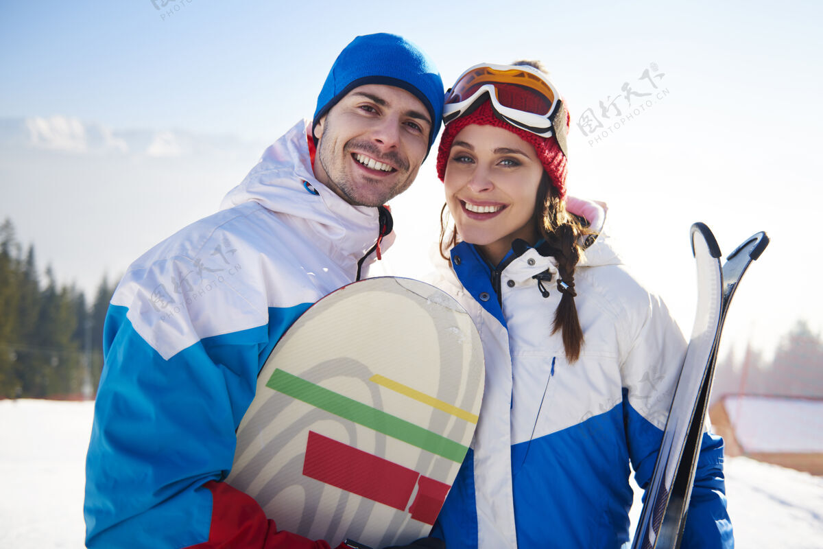 两个滑雪爱好者情侣过寒假滑雪板滑雪胜地山