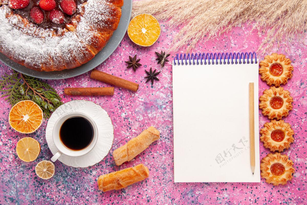 饼干俯瞰美味的草莓蛋糕糖粉蛋糕配饼干和一杯茶粉色桌上蛋糕甜甜饼干饼干派咖啡饼干生的