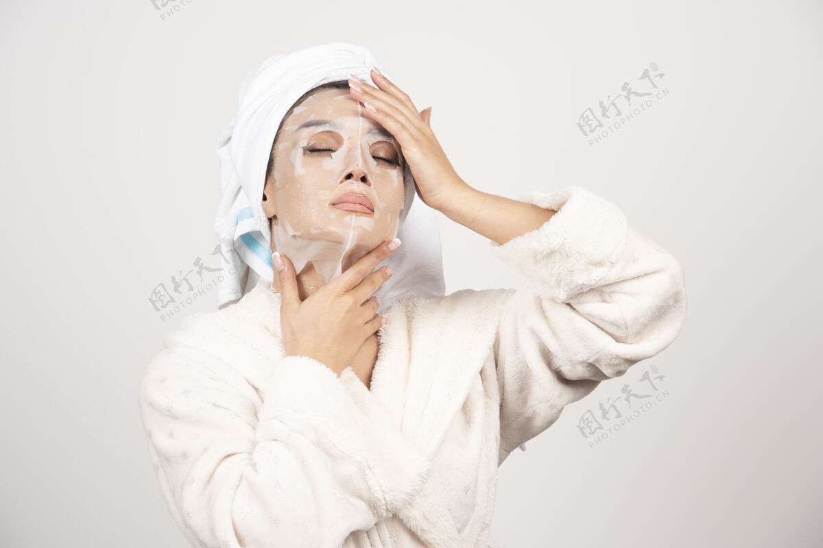 美容美丽的女人洗澡后头上戴着毛巾人皮肤白色