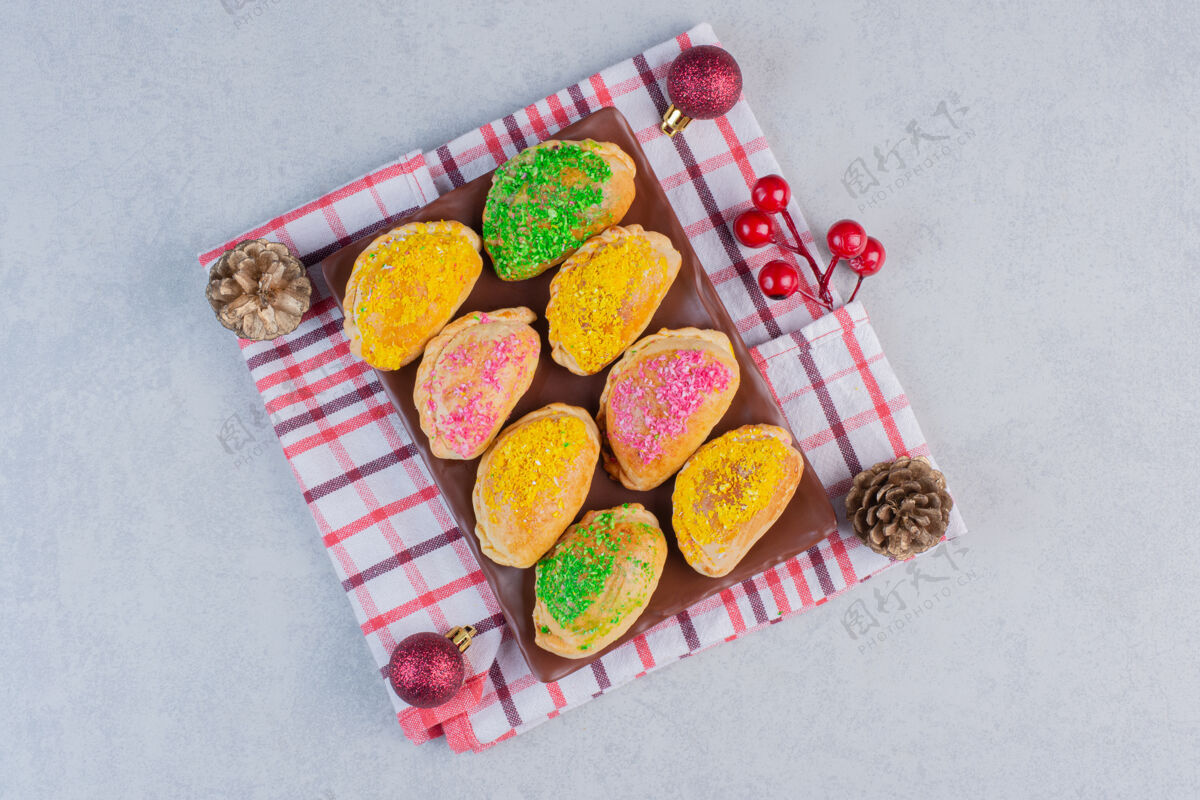 甜点棕色盘子上的圣诞饼干 还有节日装饰品烘焙圣诞节球