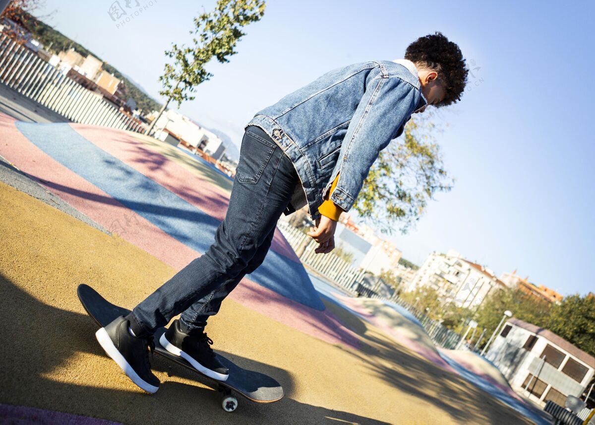 无忧无虑男孩独自在公园玩滑板操场户外生活方式