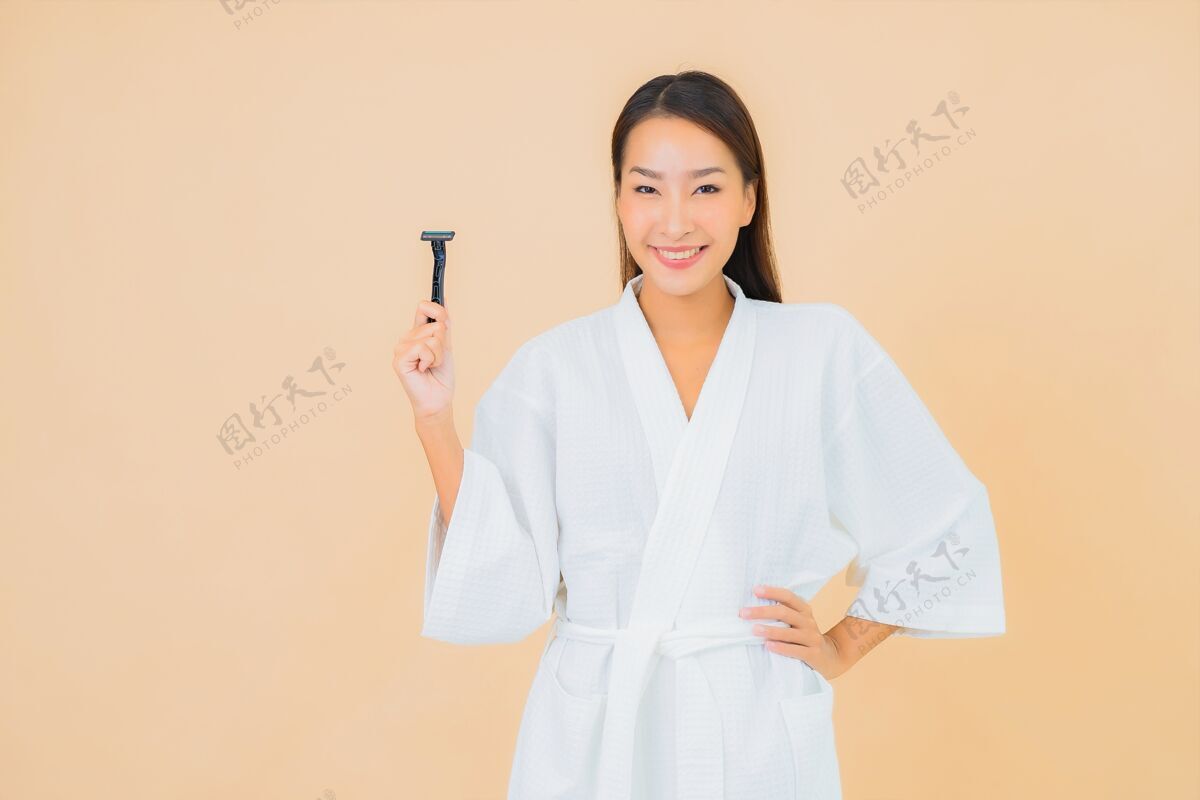 年轻描绘美丽的亚洲年轻女子 米色剃须身体皮肤护理日本