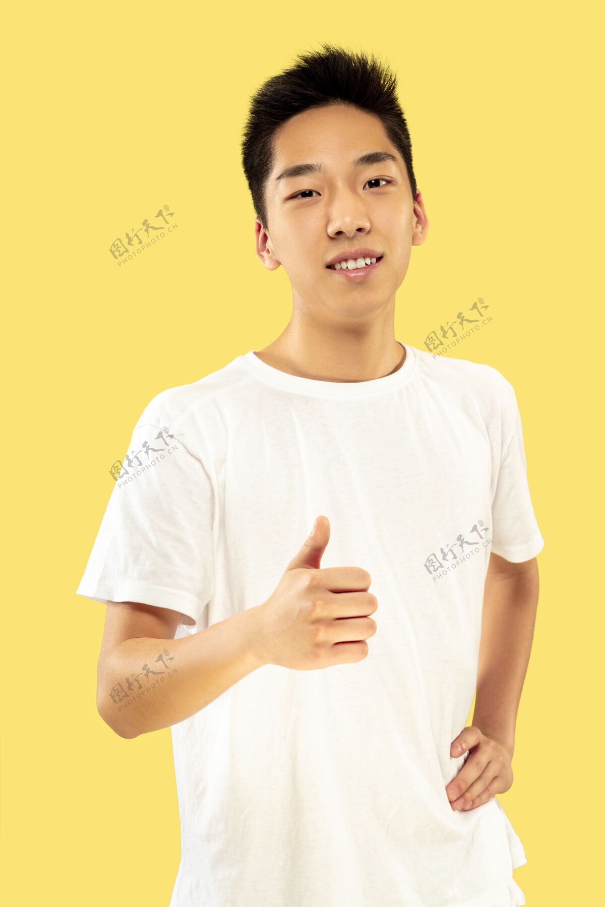 好韩国年轻人的肖像穿白衬衫的男模微笑着 露出ok的标志人类情感的概念 面部表情男人肖像人