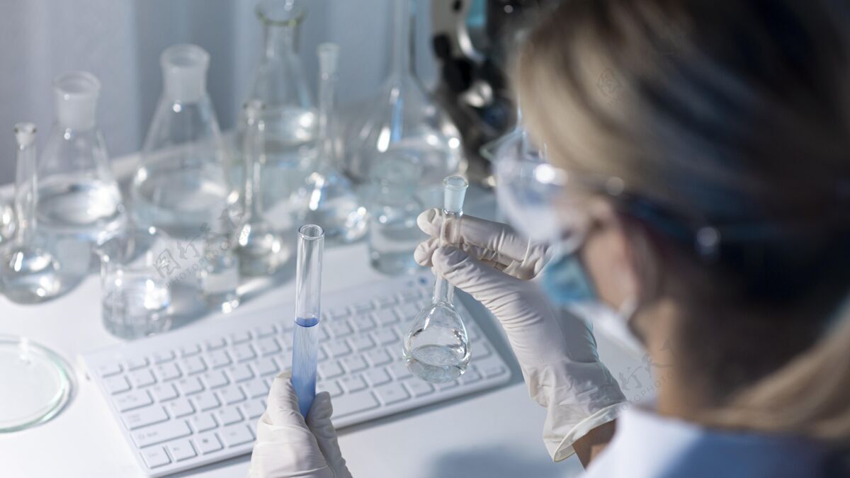 实验室特写女研究员拿着玻璃器皿科学研究实验室