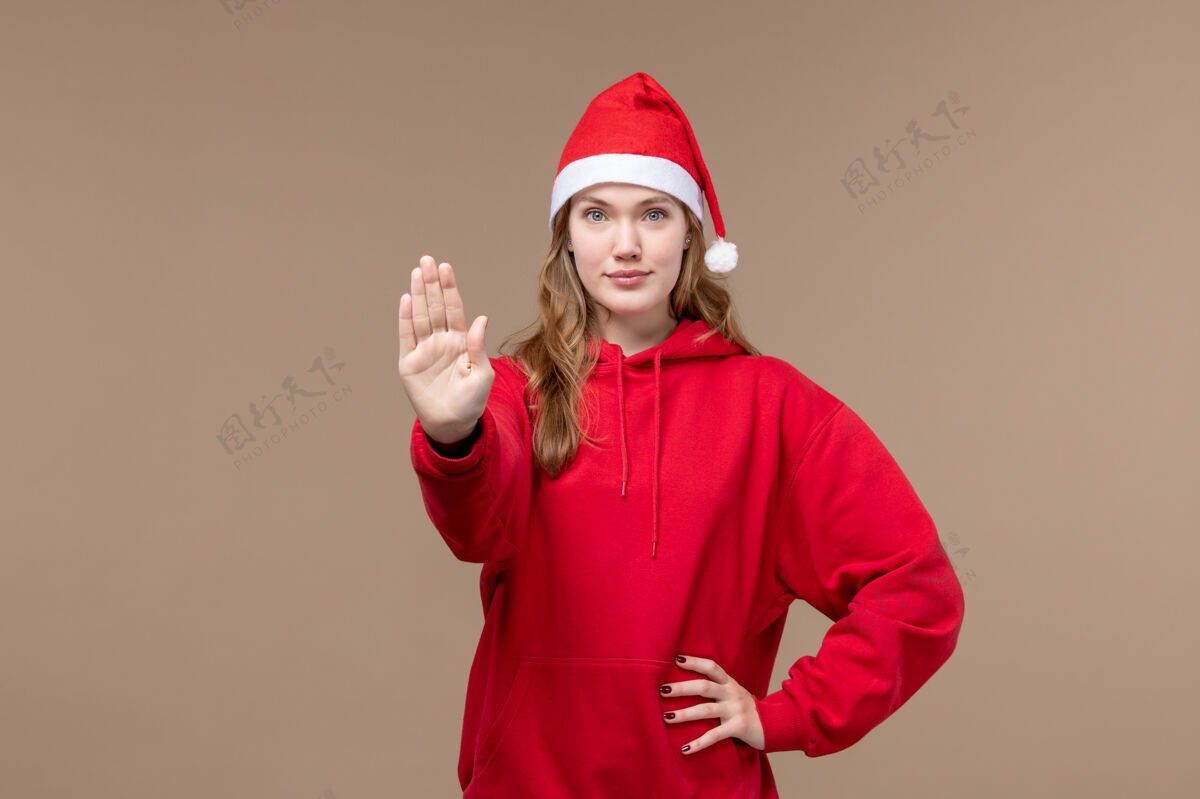 男性前视图圣诞节女孩要求停止对棕色背景模型假日圣诞节节日背景成人