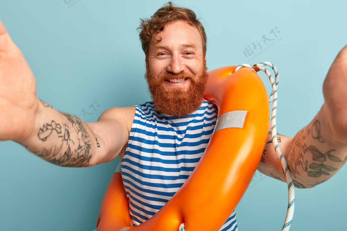 生活快乐的红发男人在海上度假 自拍胡须姿势情绪