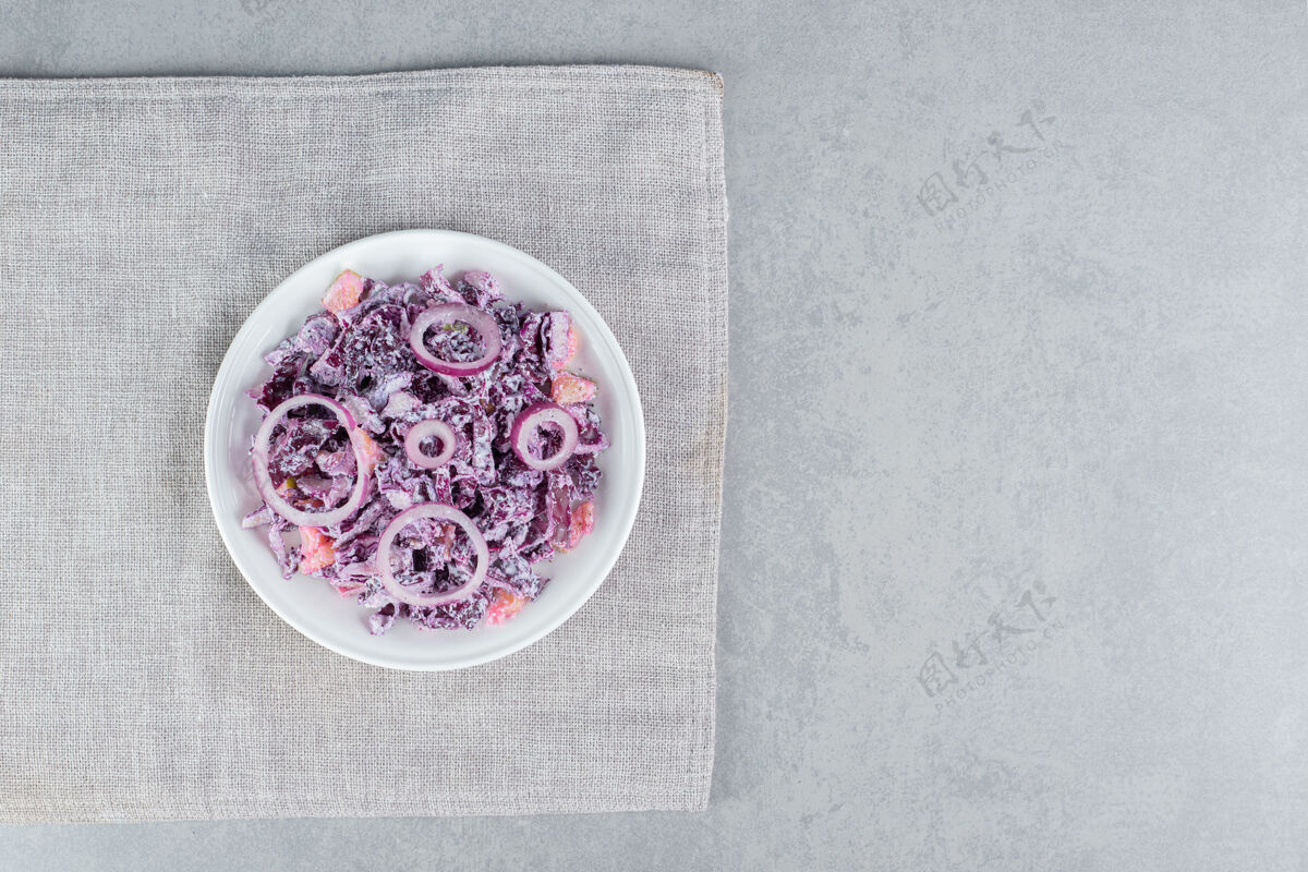 食物紫色卷心菜和洋葱色拉 各种配料装在陶瓷杯里用餐顶部菜