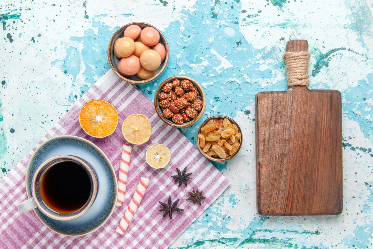 传统顶视图一杯咖啡 带葡萄干和果酱 背景为浅蓝色蛋糕 烘焙甜甜的糖派观点生的葡萄干