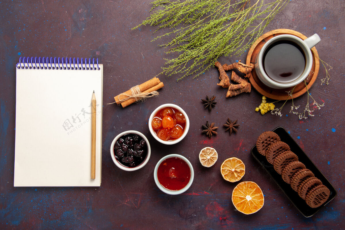 画笔顶视图茶杯内盘和茶杯上底色为深色茶饮彩色照片甜美画笔生的创意