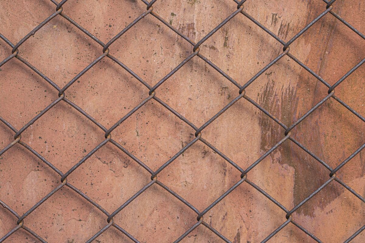 铁丝金属表面上的铁丝网纹理复古栅栏