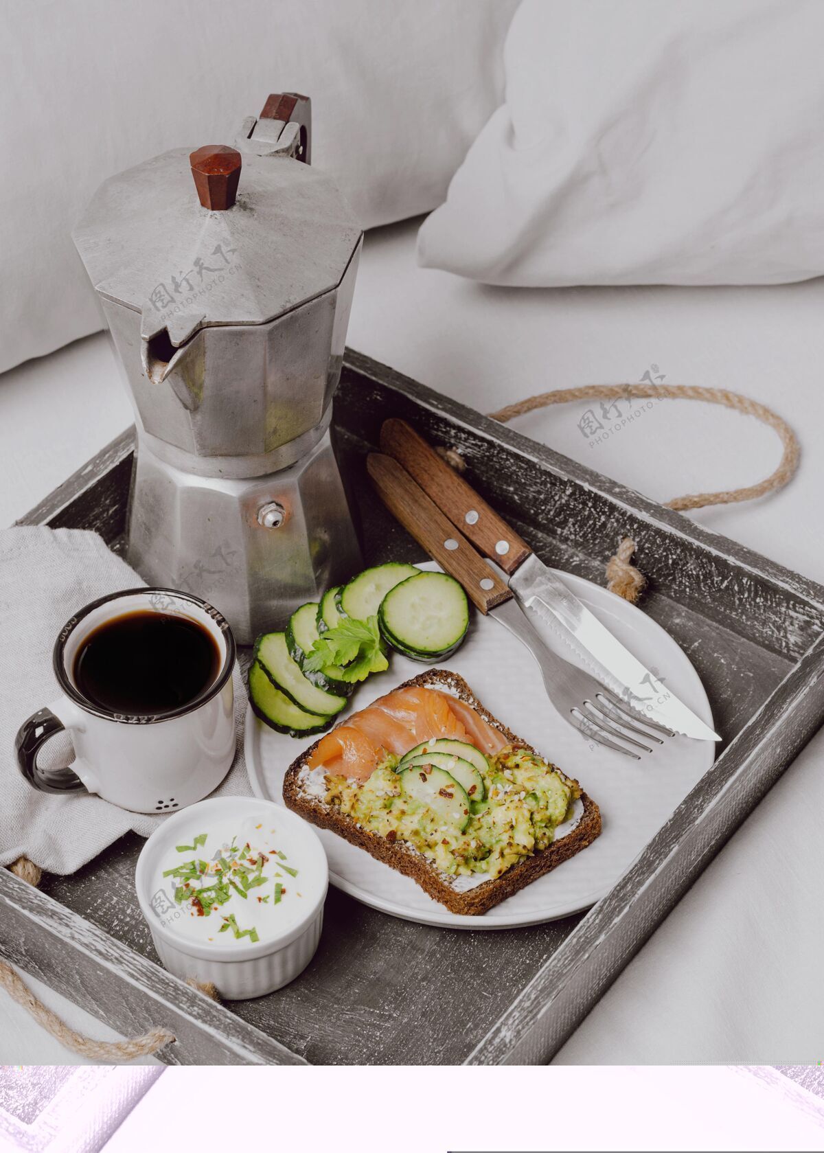 咖啡高角度的早餐三明治在床上与三文鱼和黄瓜黄瓜早餐美食