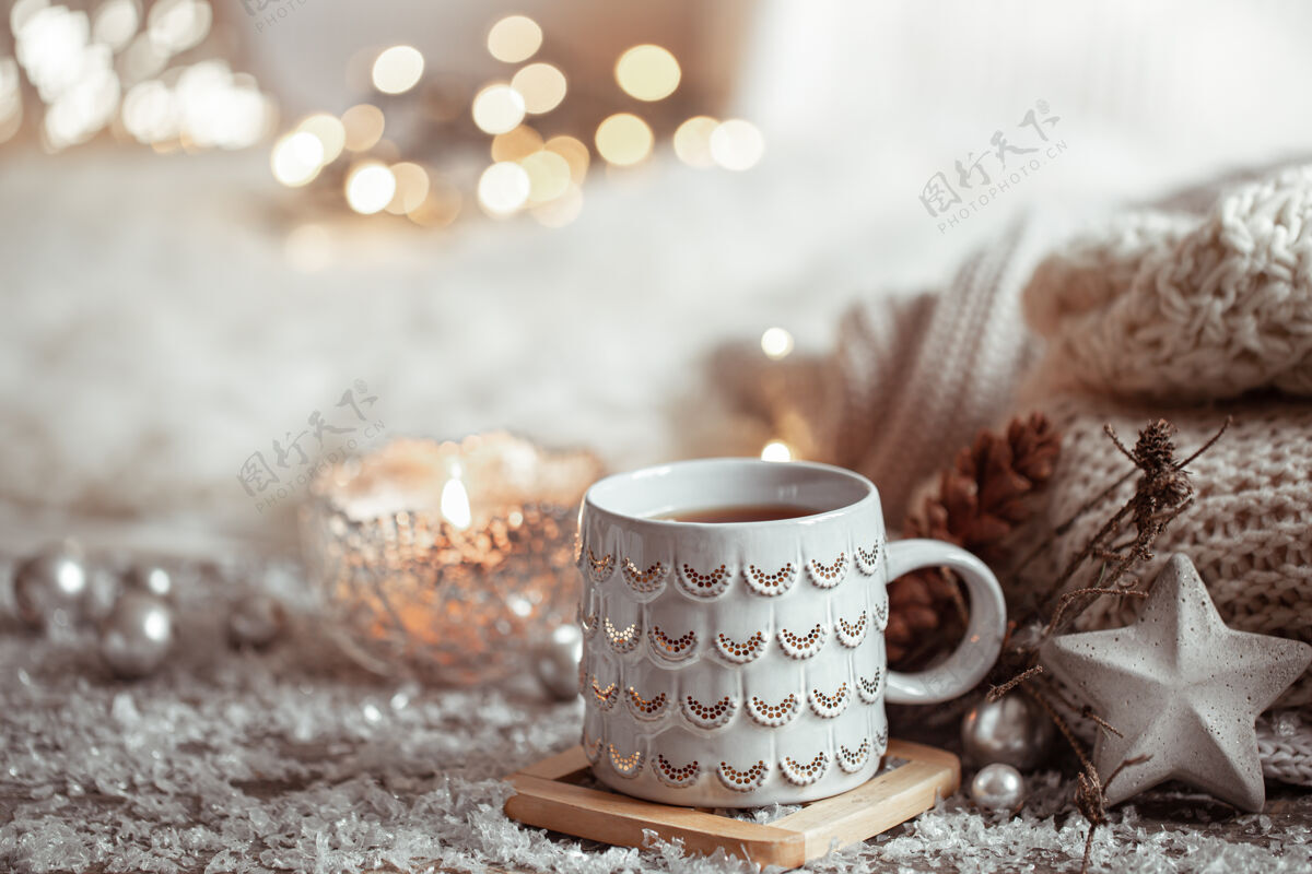 新的美丽的圣诞杯上有一个轻模糊的墙壁热饮家庭舒适和温暖的概念生活构图Hygge