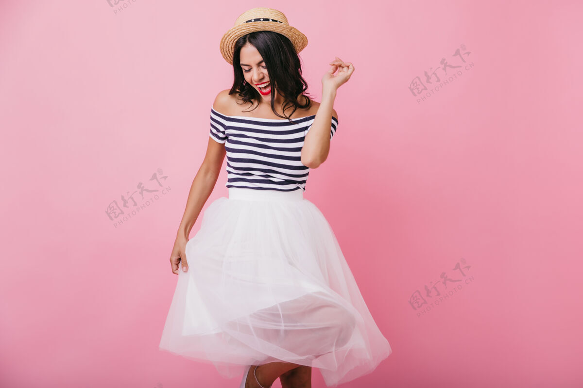 粉色灵感来自于戴草帽的黑发女孩的舞蹈和歌唱华丽的拉丁女人穿着华丽裙子的室内照片漂亮有趣成人