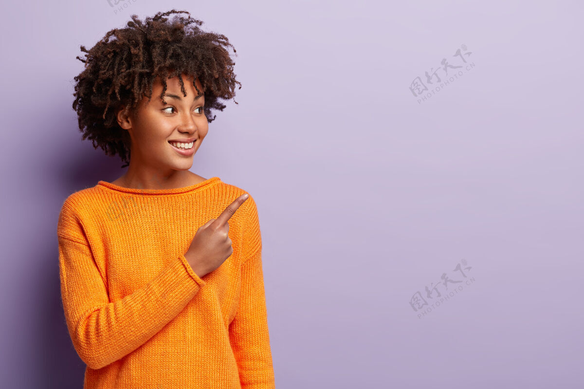 美国高兴的黑人妇女向朋友展示新产品 劝说购买此物品推广非洲现代