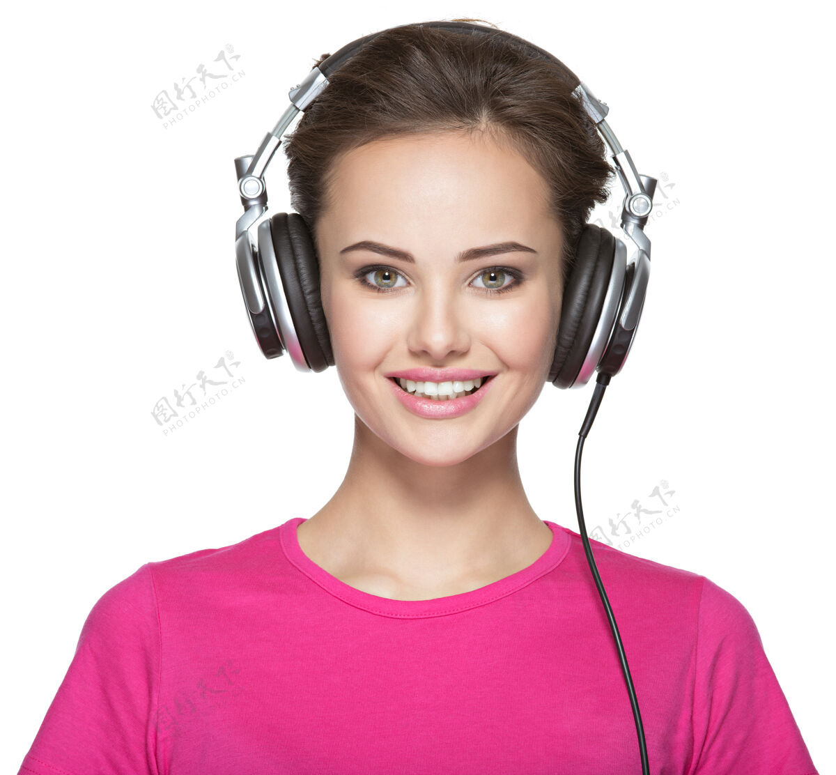 音乐微笑着戴着耳机听音乐的女人女士听积极