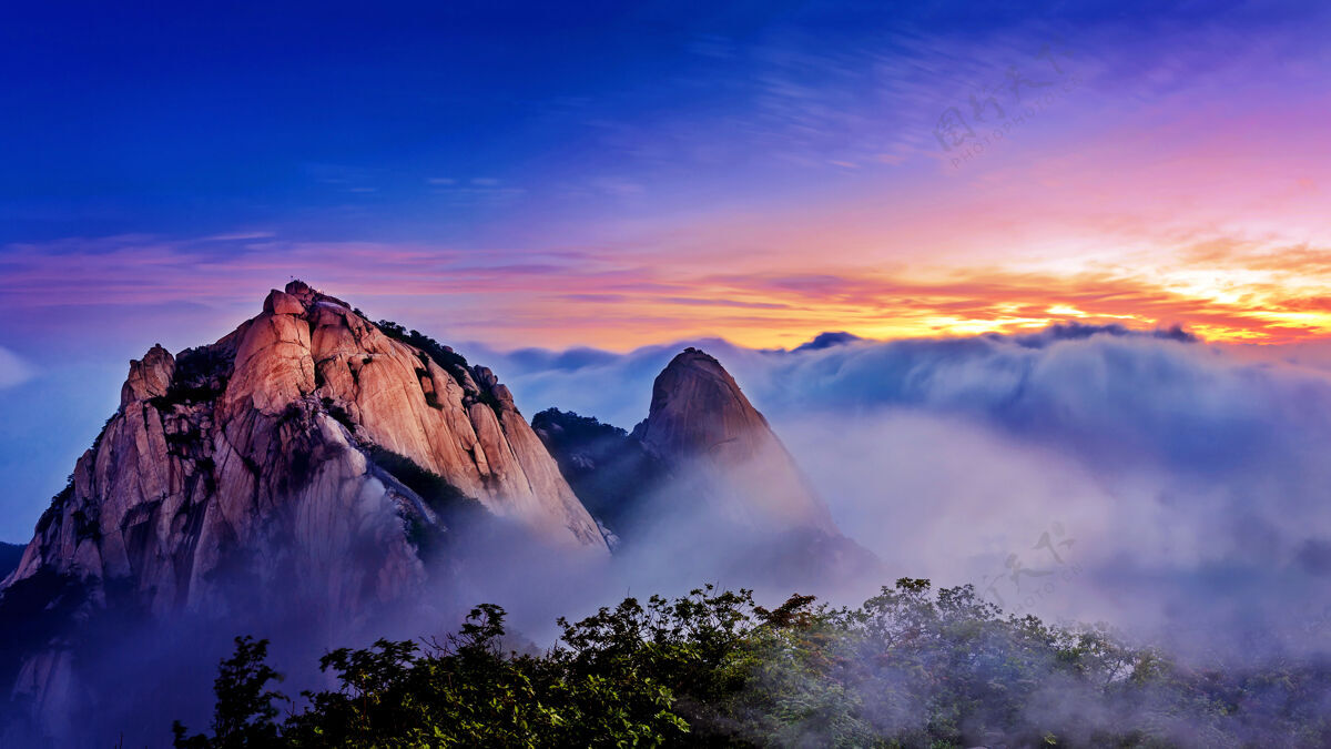 自然在韩国首尔的布汗山国家公园 布汗山山脉被晨雾和日出所覆盖石头雾峭壁
