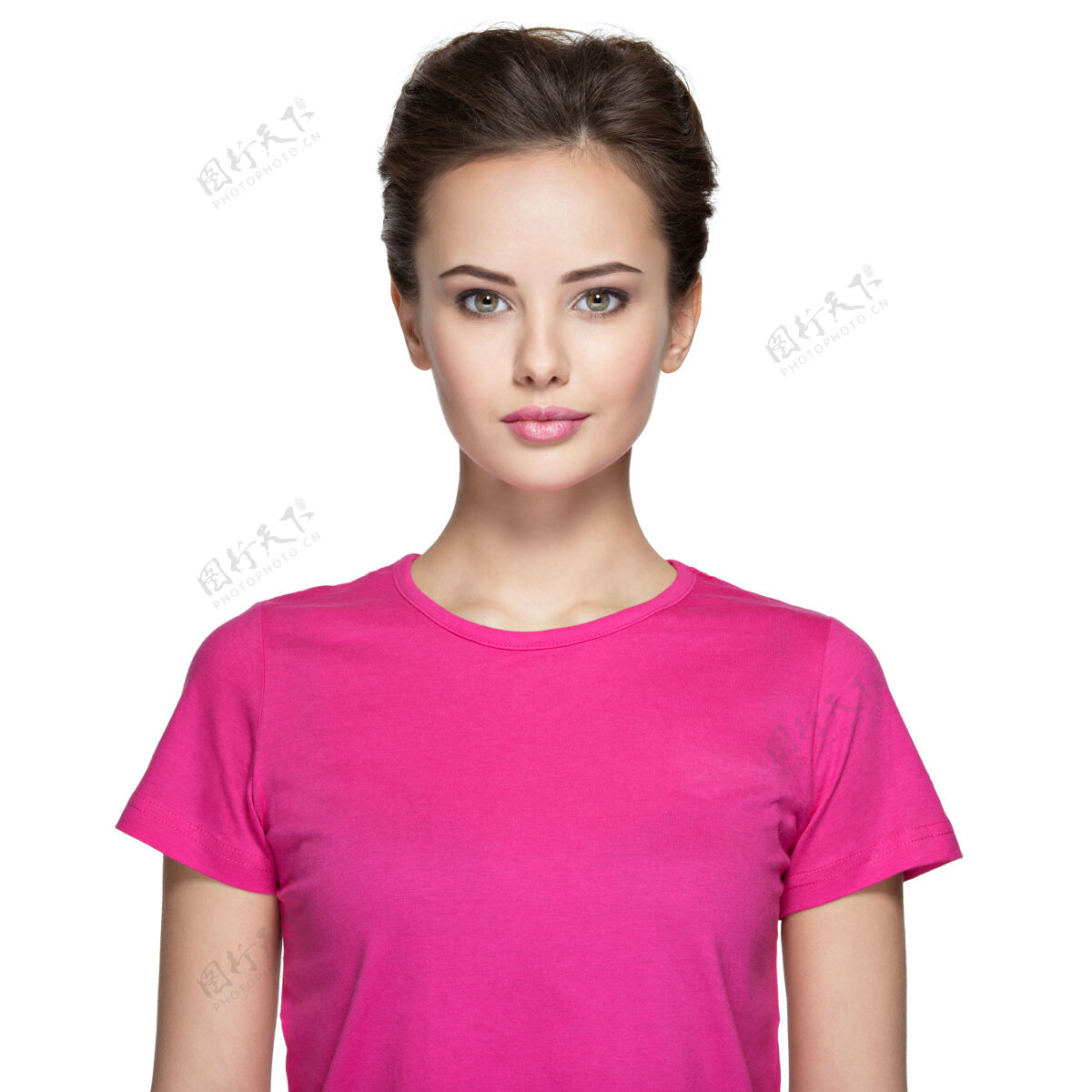 T恤一个美丽的年轻女子的肖像 脸上有平静的情绪女性衬衫年轻人