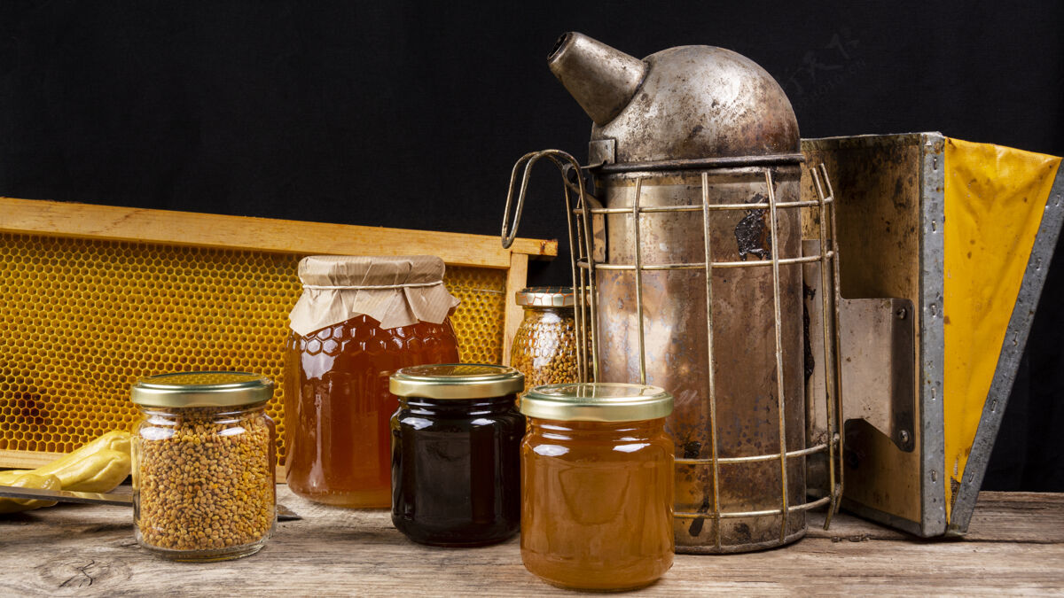 花粉蜂蜜罐与蜜蜂吸烟者和蜂巢顶部木头花粉和蜂蜜罐