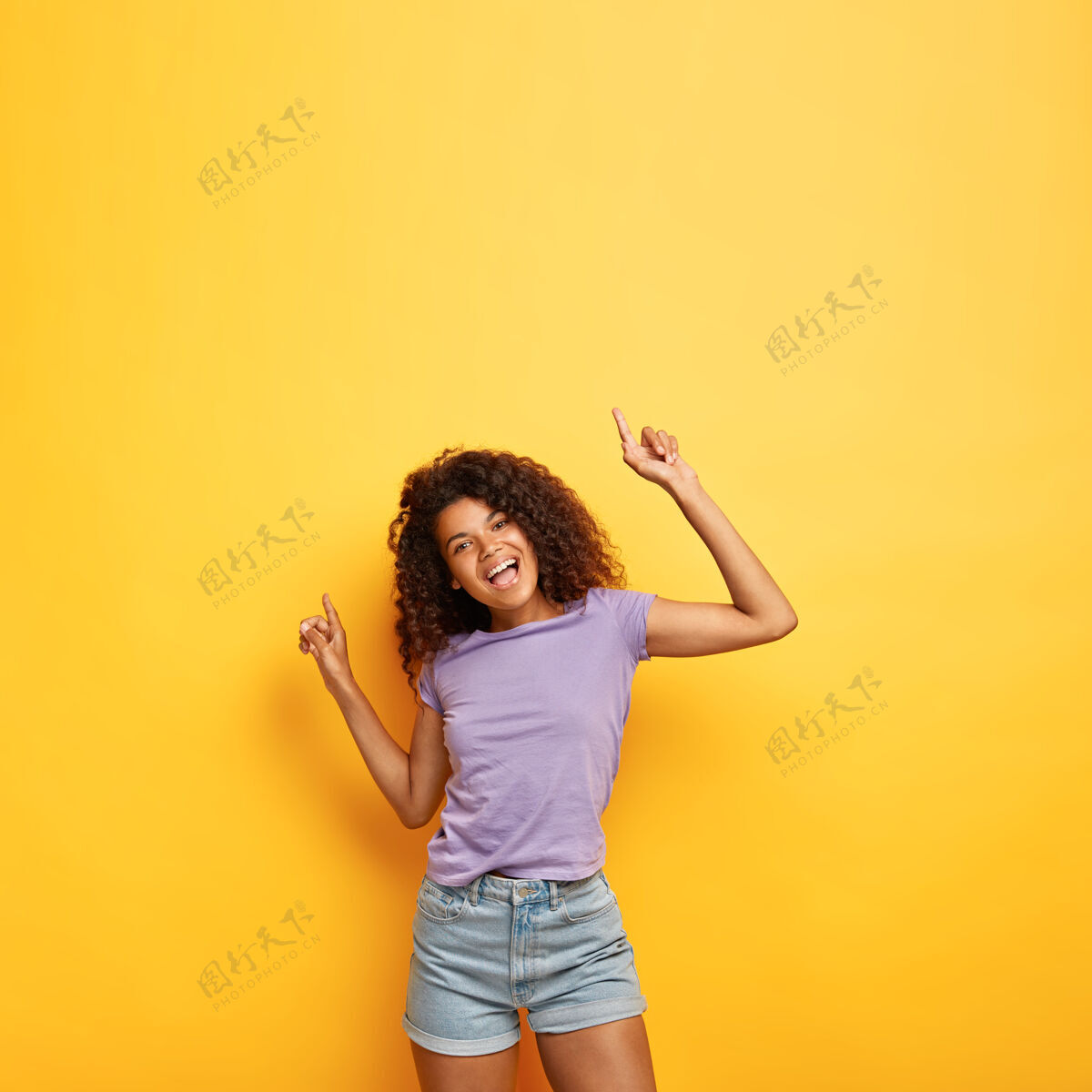 自由空间快乐快乐迷人的黑皮肤女性 卷发 举手投足好听的音乐 身材苗条积极乐观情感