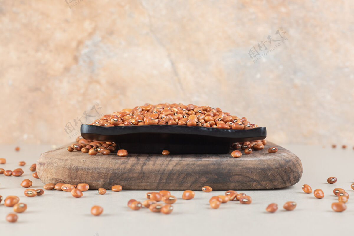 品质棕色的豆子孤立在一个乡间甜味收获生物