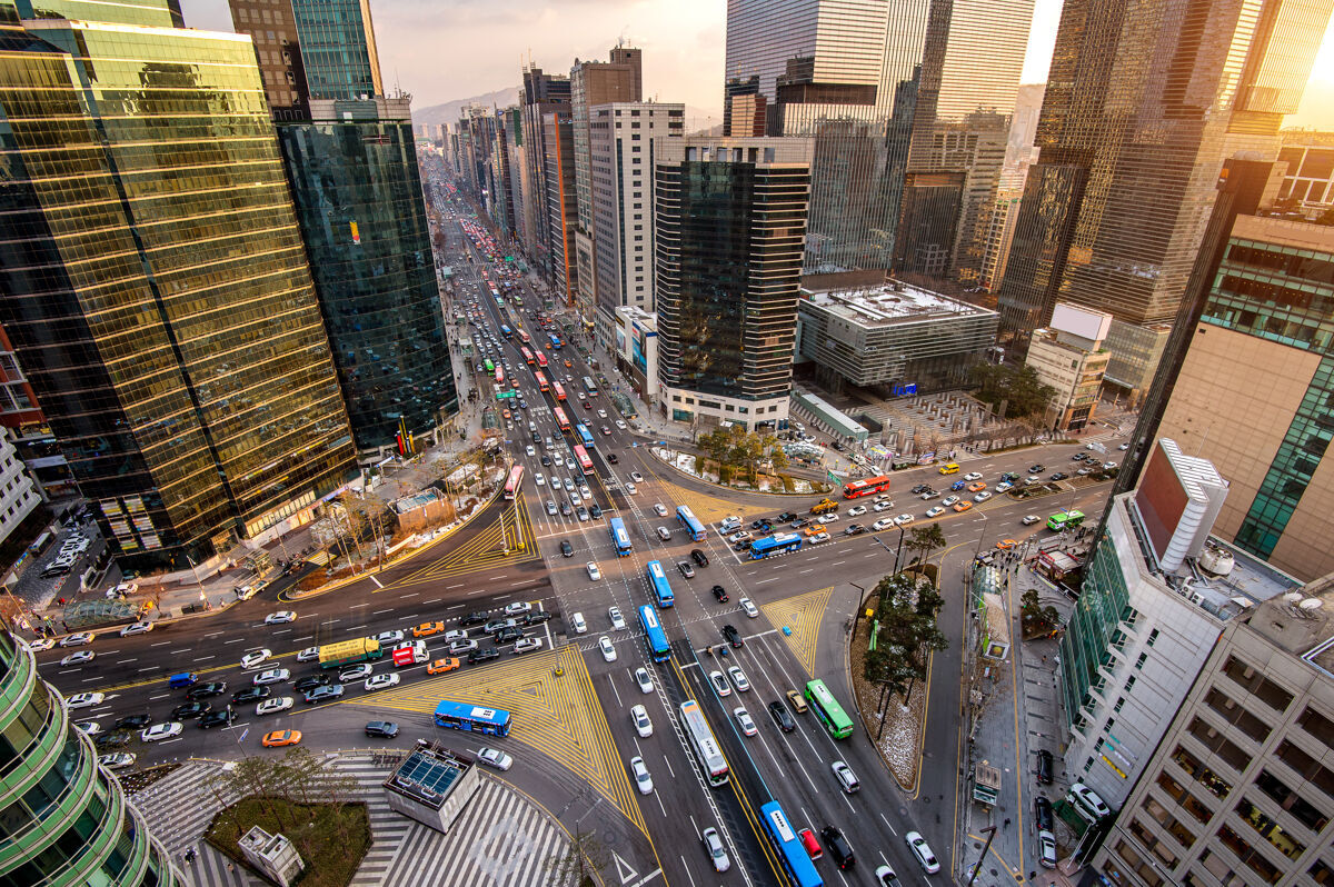 交通交通速度通过在江南 韩国首尔的十字路口上升市中心摩天大楼