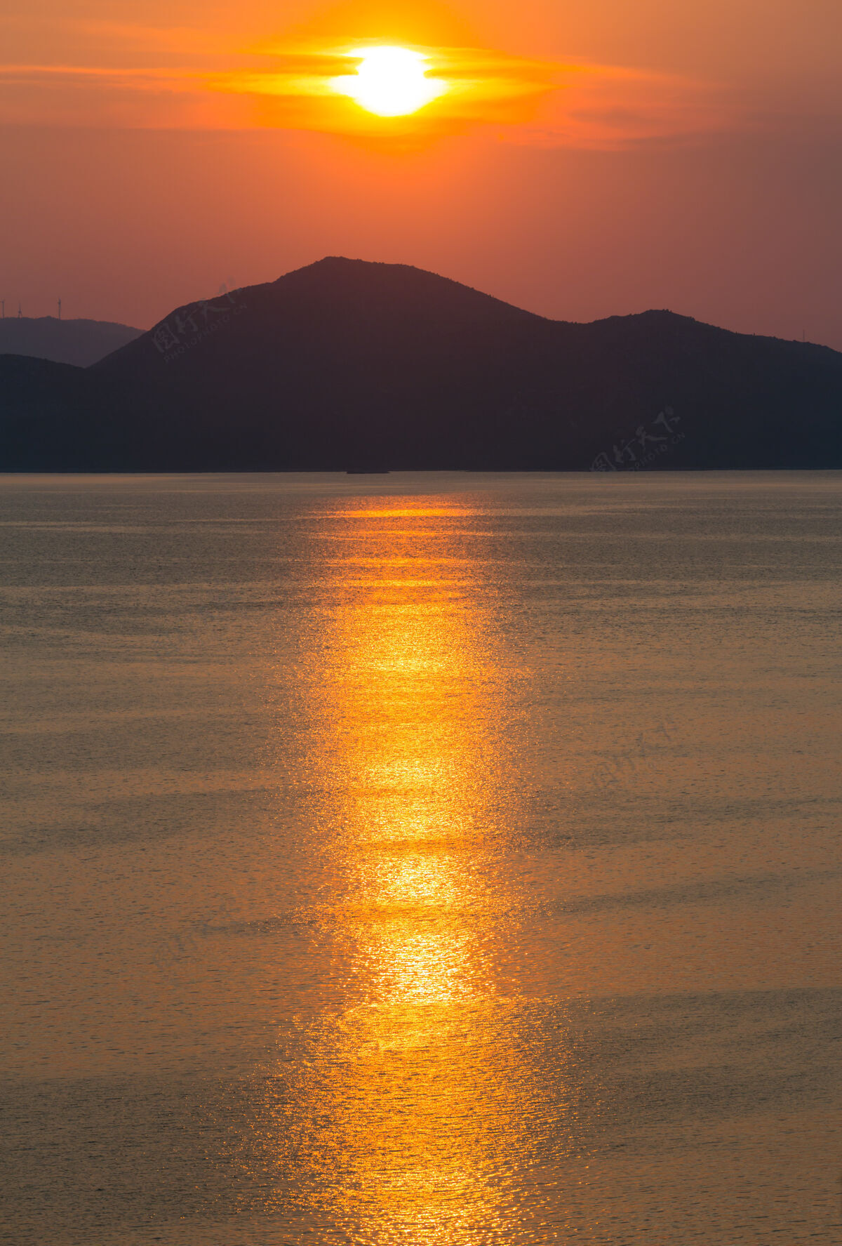 水傍晚的夏日海岸线 粉黄色的日落 太阳轨迹和地平线上的岛屿半岛日落山