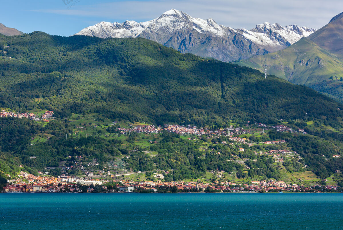 村庄科莫湖（意大利）夏季海岸从船上看银行湖泊海岸