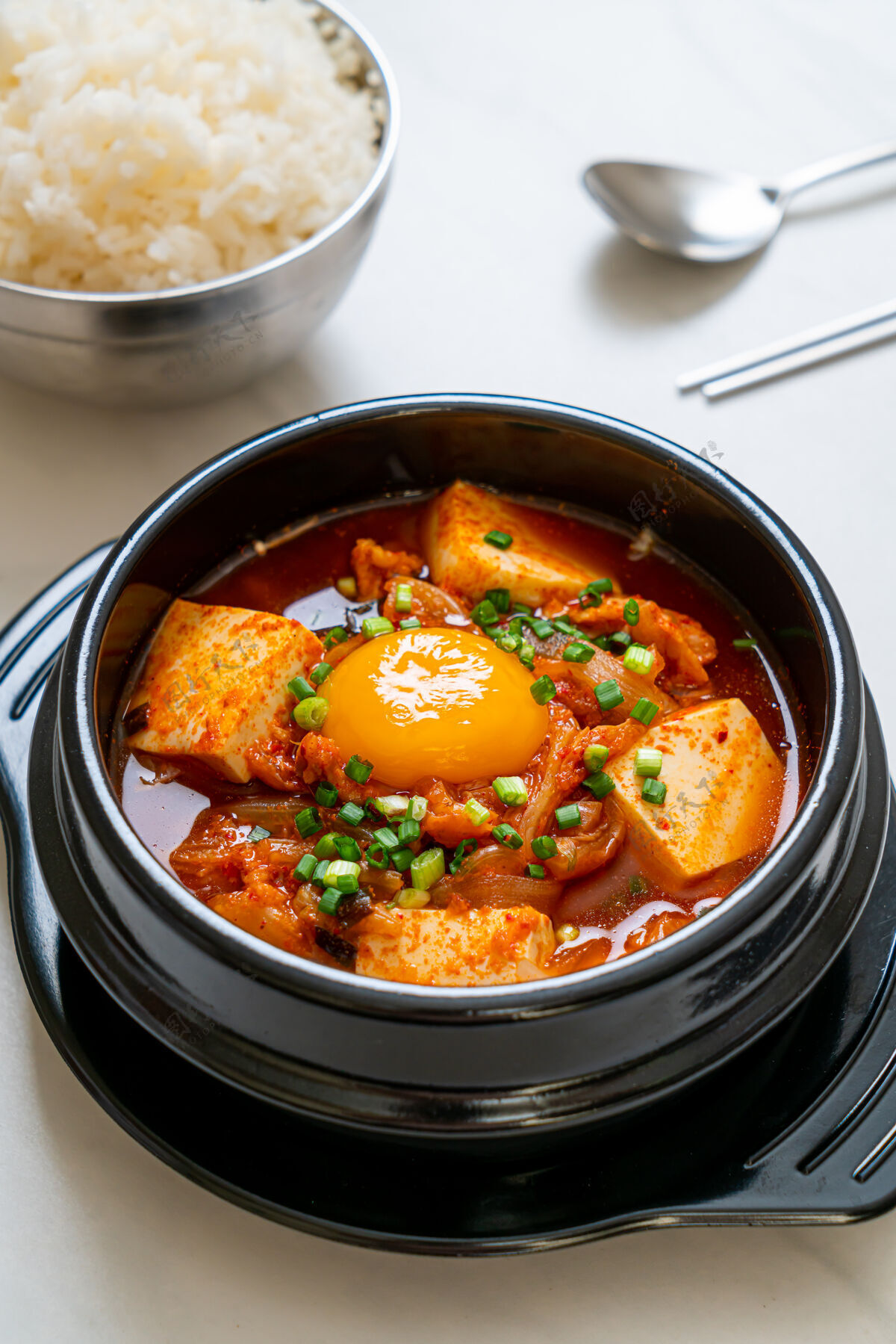 餐厅“泡菜jjigae”或泡菜豆腐蛋汤或韩国泡菜炖肉-韩国传统风格的食物韩式食物亚洲筷子