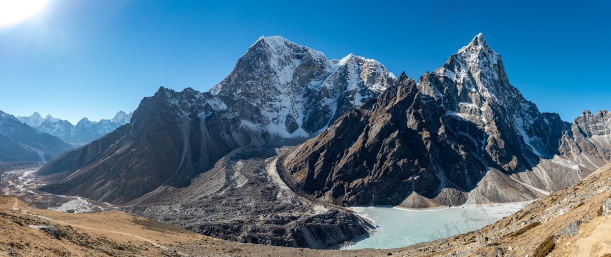 山尼泊尔昆布一片水域旁美丽的乔拉茨山脉的风景照徒步旅行山脉冰川