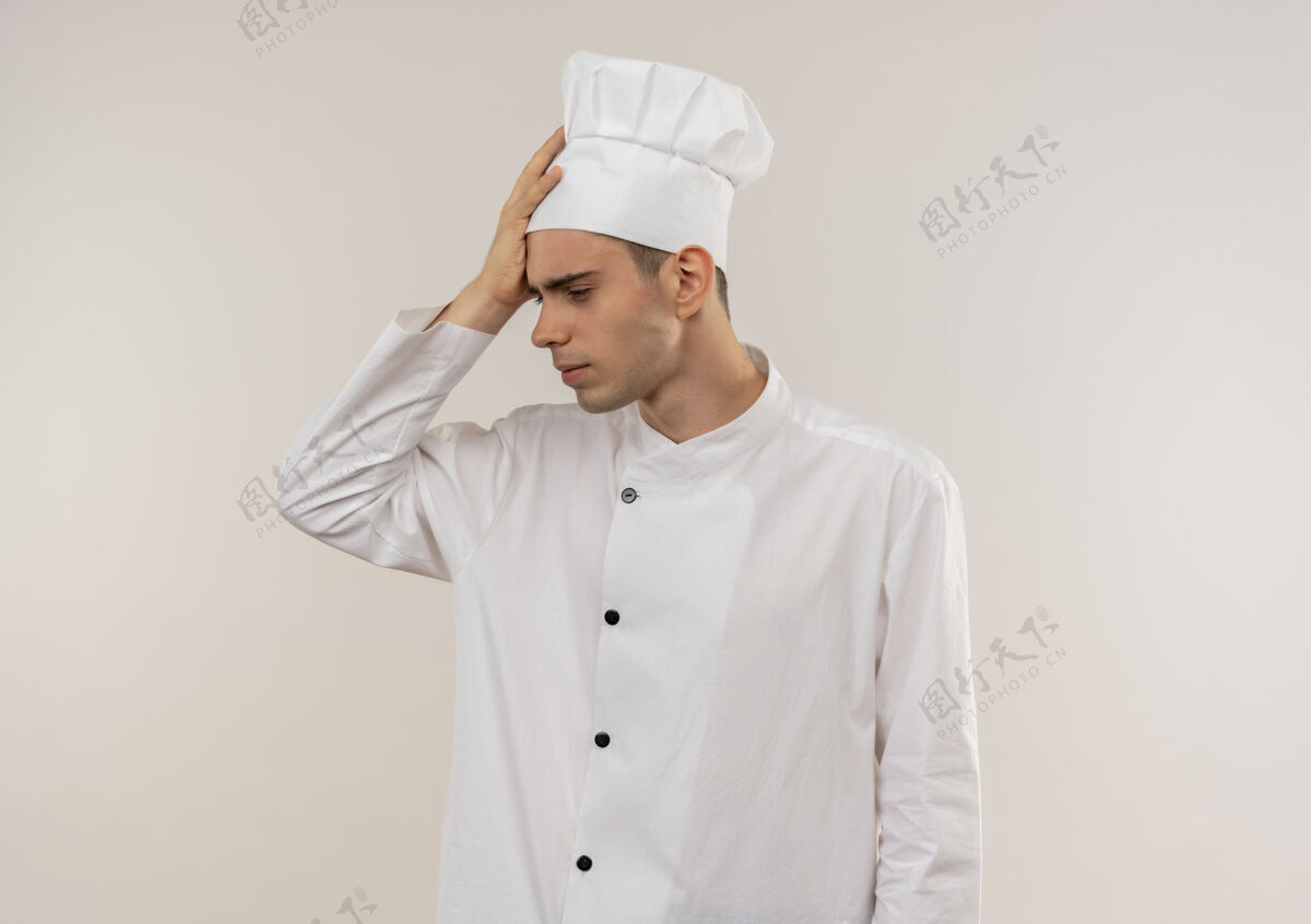 厨师疲惫不堪的年轻男厨师穿着厨师制服 手放在头上 留着复印空间制服放穿