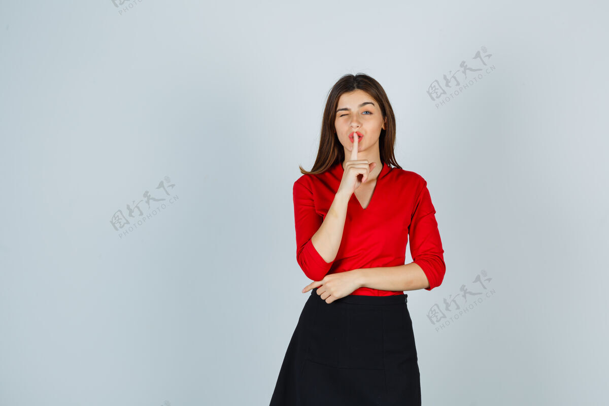 严肃一个穿着红衬衫 黑裙子 表情严肃的年轻女人在沉默沉默愤怒漂亮