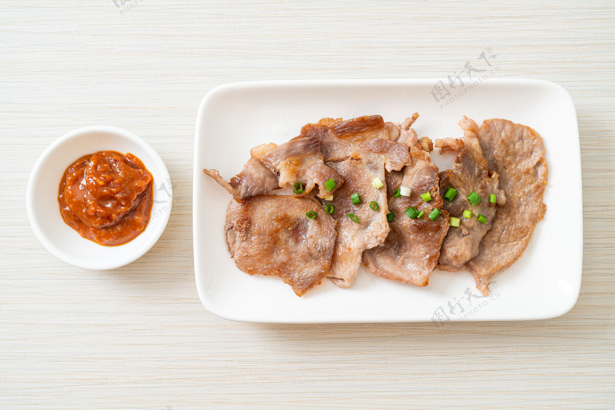 韩国烧烤亚洲风格的烤猪颈片韩国人牛排美味