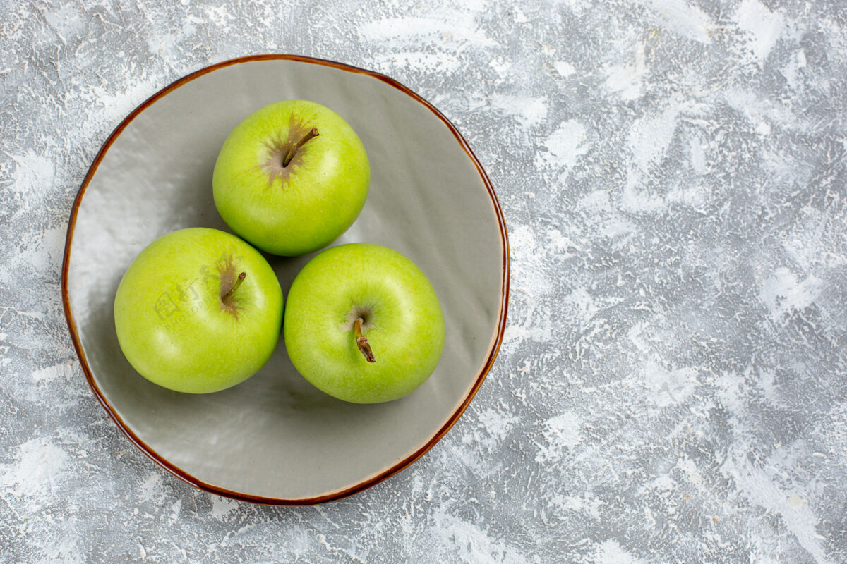 水果顶部近距离观赏新鲜青苹果盘内白面上新鲜成熟醇厚的水果食品维生素史密斯食用可食用