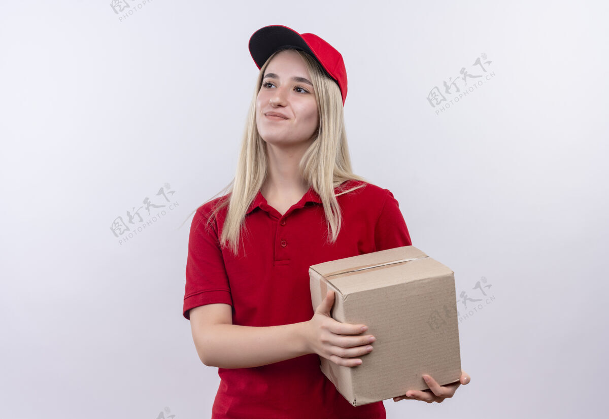 T恤一个穿着红色t恤和帽子的年轻女孩在孤立的白色背景下拿着盒子年轻盒子白色