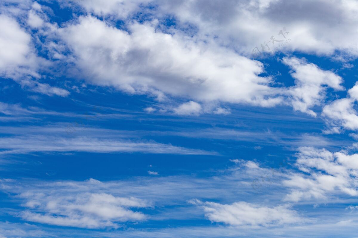 云蓝色多云天空的美丽景色-完美的空间自然云风景