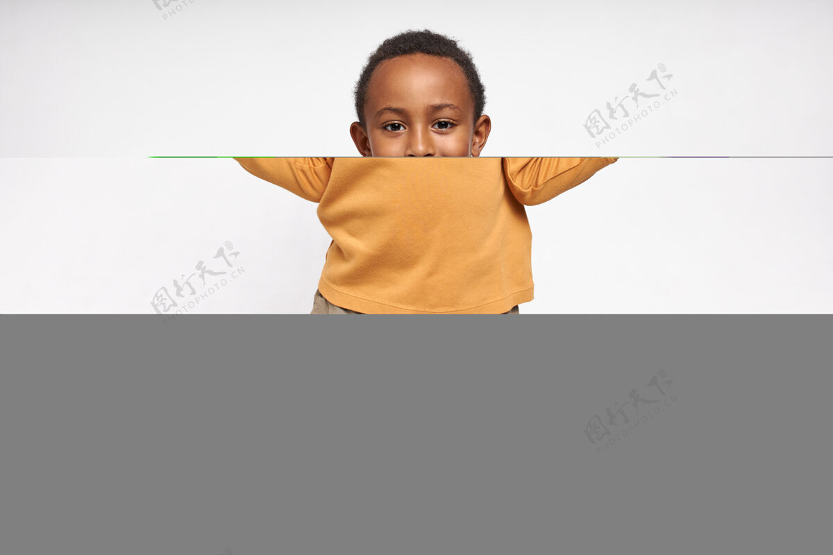健康充满自信的黑人男孩的肖像 带着愉快的微笑 手上拿着绿色和红色的苹果维生素蔬菜食物