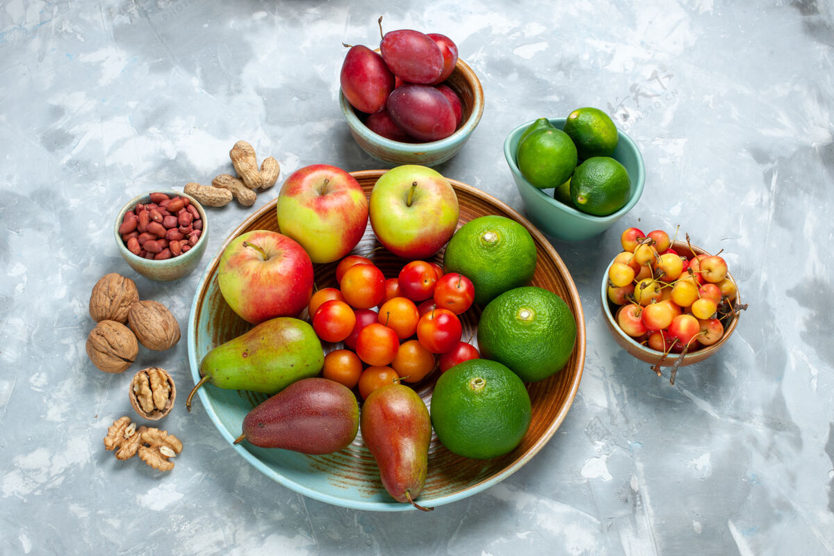 柑橘半俯视图水果成分苹果梨橘子和李子在白色的桌子上李子健康白