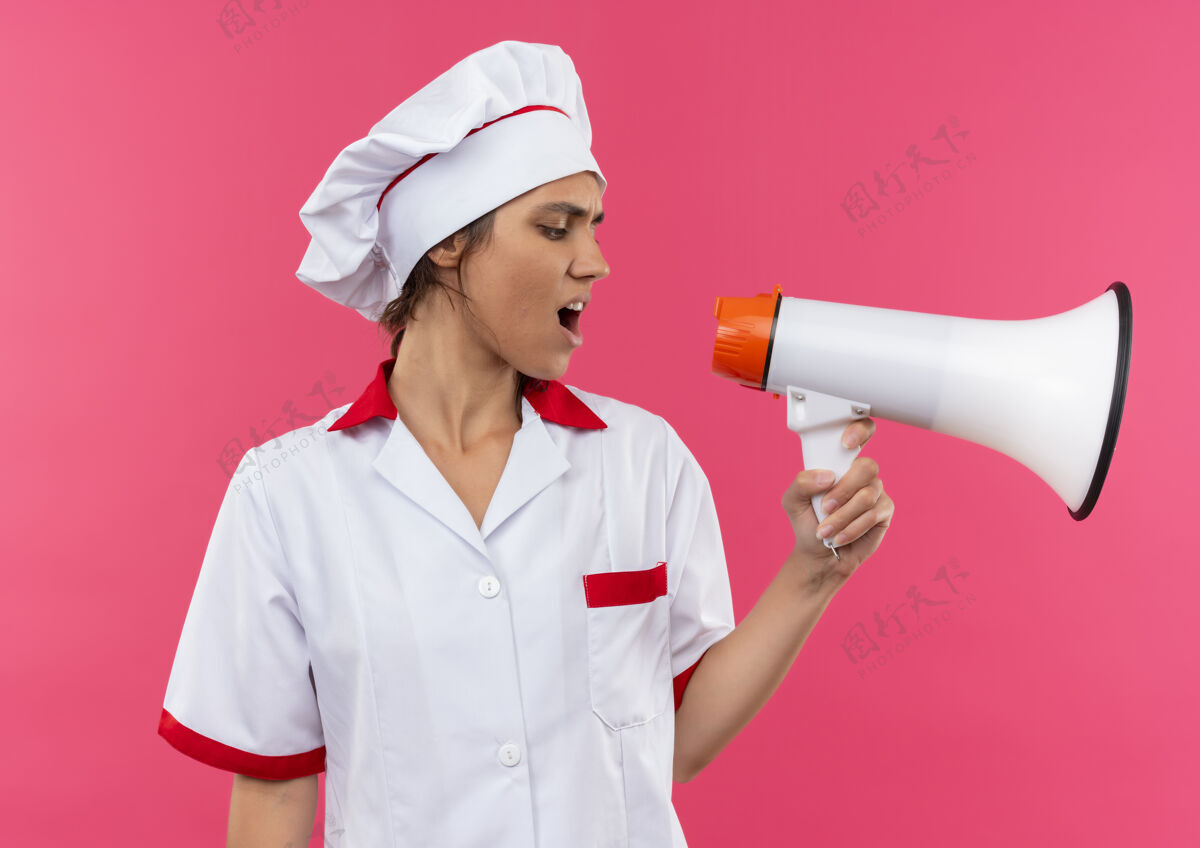 说话站在侧面图年轻的女厨师穿着厨师制服演讲制服厨师女