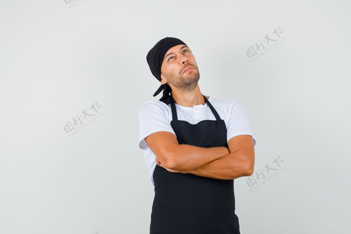 美味面包师穿t恤交叉双臂站着美食家面包店人